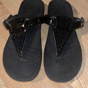 Vionic Tropez black Patent Leather t-strap sandals Size 9